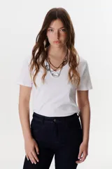 Remera azul de corte clásico con cuello en V.