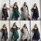 Vestido corto de tirantes con lentejuelas brillantes en varios colores.