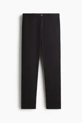 Pantalón negro de corte slim fit, confeccionado en sarga elástica de algodón. Cuenta con cierre y botón, bolsillos al bies y bolsillos insertados atrás con botón.
