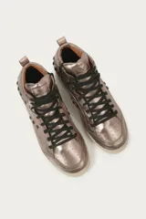 Zapatilla tipo botita de cuero color peltre con recortes y pespuntes a tono, remaches en forma de estrella con baño negro, cordones de algodón encerado negros, acceso lateral con cierre, cuero marcario en la lengüeta, suela de goma y forrería interior color camel.