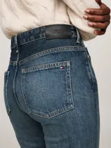 Pantalón de jean azul de corte bootcut, talle medio, con efecto desteñido y cinco bolsillos.