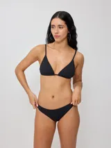 Parte inferior de bikini negra, corte clásico.