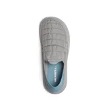 Zapatillas Merrell tipo slip-on, modelo Hut Moc 2, color gris con detalles en celeste en el talón. Capellada acolchada con diseño matelaseado, talón plegable de microfibra, forro de malla reciclada y entresuela de espuma FloatPro.