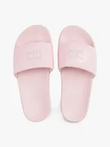 Ojotas Tommy Jeans color rosa con acabado acharolado y parche tonal en bajo relieve con el logo de la marca en la tira.