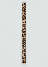 Cinturón de cuero con estampado de leopardo y hebilla metálica dorada de forma cuadrada.