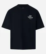 Remera negra de algodón y poliéster, de corte comfort, cuello redondo y manga corta. Presenta estampa bordada con la leyenda "N.S.A.C NO SERVICE AGENCY CENTER EST.1988".