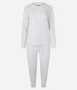 Conjunto de pijama largo de plush con estampado de cuadros, compuesto por una blusa de manga larga y un pantalón.