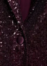 Blazer de lentejuelas color borgoña, con cuello de solapa, cierre frontal con un botón y bolsillos delanteros con solapa.