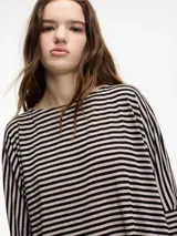 Sweater negro a rayas horizontales con cuello redondo y mangas largas ajustadas.