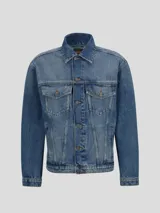 Campera de jean azul, fit regular, con botones frontales y dos bolsillos en el pecho.