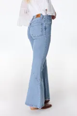 Pantalón de jean acampanado azul con diseño de paneles y costuras a la vista.