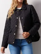 Campera capitoneada negra marca Weatherproof, con cuello con solapa, abertura central con botones metálicos, bolsillos delanteros y forro interno a tono.