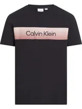Remera negra de algodón con logo de Calvin Klein estampado en una banda horizontal color rosa en el pecho.