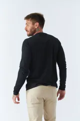 Remera negra de manga larga con estampado frontal con la inscripción "BKR TORINO ITALY" en gris.