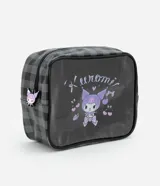Neceser rectangular grande con estampado de cuadros grises y negros y estampa de Kuromi con corazones. Tiene cierre de cremallera y un dije de Kuromi en el cierre. Forro interior de poliéster.