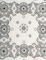 Pañuelo de algodón color crema con estampado de cachemira en negro y detalles florales en rosa.