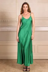 Vestido largo negro de breteles finos y escote en V.