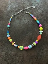 Collar corto de cuentas de plástico de colores con cierre de mosquetón.