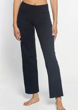 Calza larga negra de poliamida, tiro alto y corte ajustado.