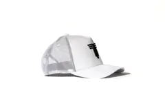 Gorro de camionero blanco con paneles de malla y logo bordado en negro.