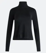 Polera negra de punto con cuello alto y mangas largas.
