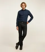 Camisa de manga larga color negro, con cuello inglés y abotonado frontal. Confeccionada en tejido piqué de poliamida y elastano, con tecnología performance que ofrece elasticidad, secado rápido y menor arrugado.