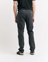 Pantalón de vestir color marrón claro, de corte recto y tiro medio.