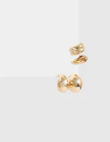 Set de aros dorados que incluye un par de aros tipo argolla gruesa y dos earcuffs.