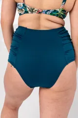 Bombacha de baño de tiro alto y diseño drapeado en los laterales, confeccionada con fibra LYCRA® XTRA LIFE™.