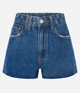 Short de jean azul oscuro, de tiro alto, con bolsillos delanteros y traseros, cierre con botón y cremallera, trabillas dobles y terminación deshilachada.