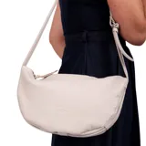 Bandolera de cuero graneado color gris claro, con forma de media luna y correa ajustable que rodea todo el bolso.