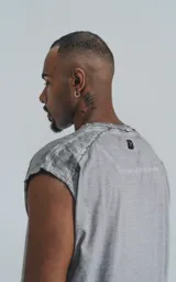 Sudadera sin mangas color gris, con diseño deportivo y corte amplio.