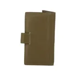 Monedero negro de cuero con textura granulada, cierre con doble broche metálico y logo grabado en la parte inferior. Interior color marrón claro.