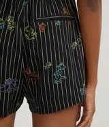 Short negro con rayas verticales blancas y estampado de Tom y Jerry en colores.
