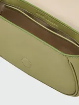 Bolso de hombro Marc Jacobs modelo The Clover, color rosa chicle, con correa fina al tono y cierre con el logo de la marca.