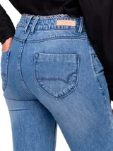Pantalón de jean celeste de corte recto, tiro medio y pierna regular.