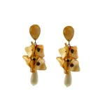 Caravanas colgantes de resina color rojo y fucsia, con forma de racimo y cierre con perforación.