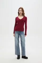 Remera manga larga de viscosa color blanco, ajustada al cuerpo y con cuello en V.