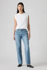Pantalón de jean celeste claro, de corte recto, con tiro alto y cierre con botones.