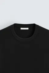 Camiseta color caqui de punto con hilatura de mezcla de algodón, corte recto, cuello redondo y manga corta.