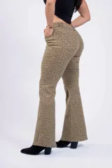 Pantalón Oxford de tiro alto con estampado animal print en tonos marrones.