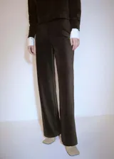 Pantalón de pana marrón chocolate, de corte recto y tiro alto, con cintura elástica.
