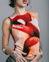 Top ajustado con estampado gráfico de labios en tonos rojos y rosa.
