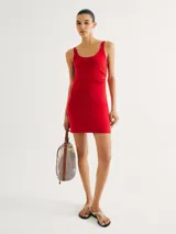 Vestido corto ajustado color rojo, con breteles finos y escote redondo.