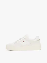 Zapatillas de estilo deportivo urbano, inspiradas en los modelos de baloncesto, destacan por los paneles de texturas mixtas.