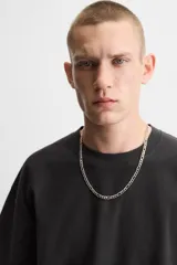 Camiseta negra de corte cuadrado, con cuello redondo, mangas cortas y efecto lavado.