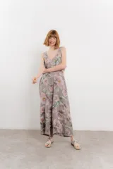 Mono largo de lino con estampado floral en tonos azules, escote en V pronunciado, tirantes anchos y bolsillos laterales.