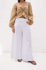 Pantalón celeste de lino, de corte amplio y tiro alto.