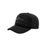 Gorro de béisbol negro con visera curva y paneles traseros de malla. Presenta un logo ovalado con un diseño abstracto en relieve en el panel frontal.