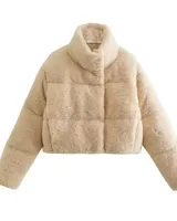 Campera corta de corderito color beige, con cierre frontal y cuello alto.